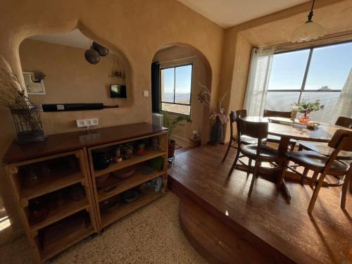 uma cozinha e sala de jantar com mesa e cadeiras em The Flying Carpet - Crater Camel Mount View em Mitzpe Ramon
