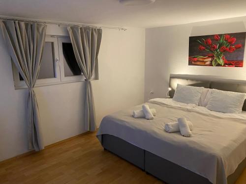 una camera da letto con un grande letto con due cuscini sopra di FIA House a Ždanec