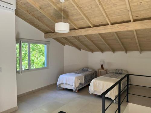 En eller flere senge i et værelse på Los Aromos de Valeria