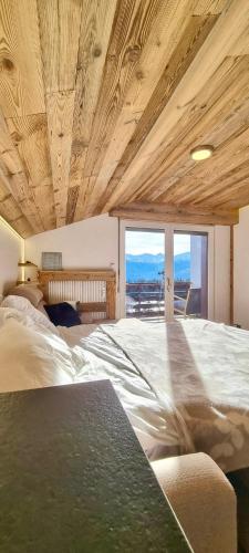 Postel nebo postele na pokoji v ubytování Attique - vue plongeante sur le lac de la Moubra