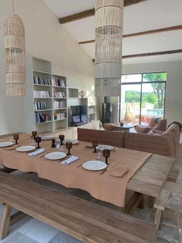 - une grande table en bois dans le salon dans l'établissement La Planette, à Venasque