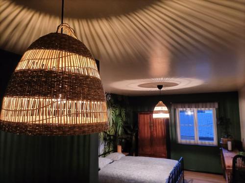 1 dormitorio con cama y lámpara de araña en SWANder en Damme