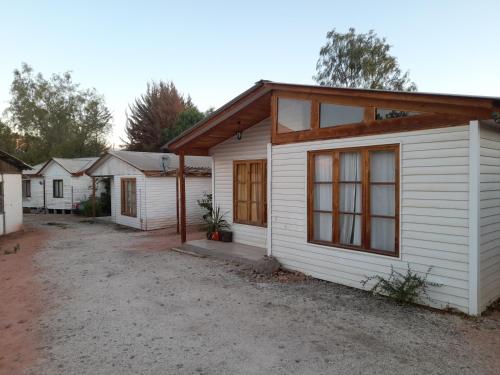 eine Reihe weißer Cottages in Folge in der Unterkunft Domos y cabañas Monte Patria in Monte Patria