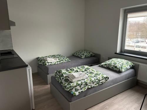 En eller flere senge i et værelse på Noclegi URAN