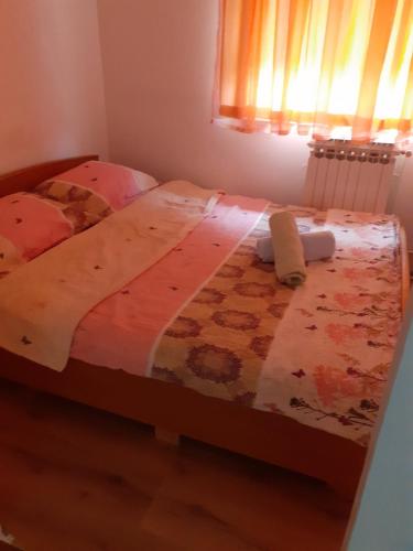 una camera da letto con un letto e due asciugamani di Opremljen stan na Alipašin Polju a Sarajevo