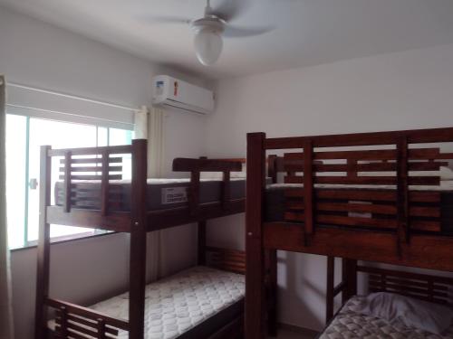 two bunk beds in a room with a window at Temporada Precisão Beta in Arraial do Cabo