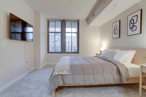 Un dormitorio con una cama grande y una ventana en Condo with Gym and Pool in Pentagon City 8min to DCA, en Arlington
