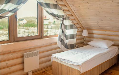 Cama en habitación con ventana en Beautiful Home In Jezierzany With Sauna en Jezierzany