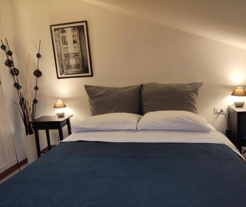 1 cama en un dormitorio con 2 mesas y 2 lámparas en La Casa Nel Gelso, en Bellaria-Igea Marina