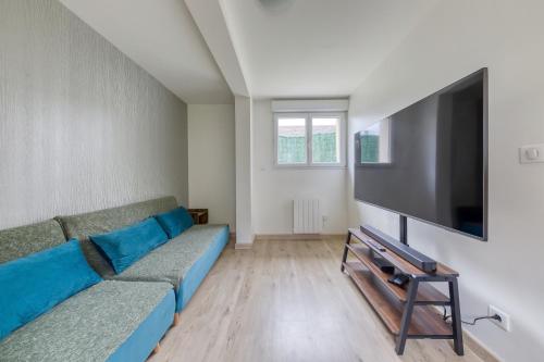un salon avec un canapé et une télévision à écran plat dans l'établissement Silver&Gold House Pro & Family, à Ivry-sur-Seine