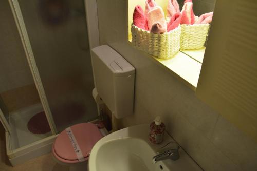 Un baño de Pink Paradise