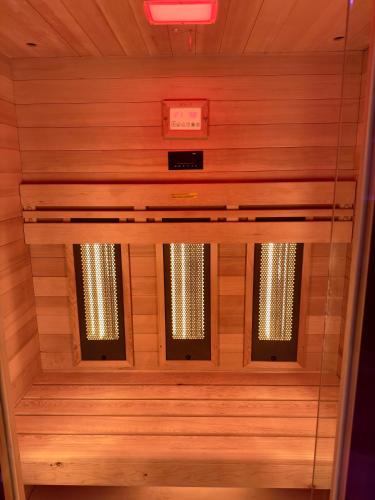 Gallery image of Lincontournable - Jaccuzi-Piscine-Sauna-Hammam in Challans
