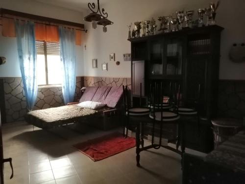 Sala de estar con cama y mesa en "Villa Isola di MOTHIA" Piccolo appartamento 5' dal mare e aeroporto Trapani en Rilievo