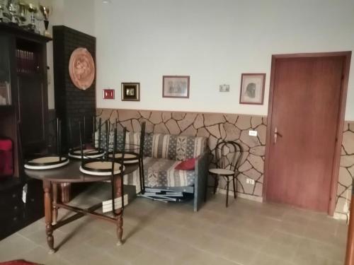 ein Wohnzimmer mit einem Tisch, Stühlen und einem Sofa in der Unterkunft "Villa Isola di MOTHIA" Piccolo appartamento 5' dal mare e aeroporto Trapani in Rilievo