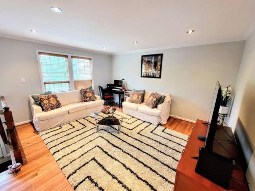 Een zitgedeelte bij Awesome Home in suburb Washington DC near Airport with WiFi and Parking
