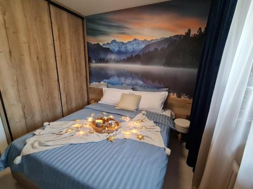 Schlafzimmer mit einem Bett mit Wandgemälde in der Unterkunft Mountain Peak Apartment in Borowez