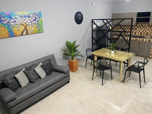 sala de estar con sofá y mesa en Apartamento en exclusivo sector de la ciudad, en Los Patios