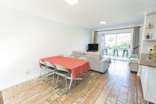 un soggiorno con tavolo e divano di Harbour View - Gqeberha - Two bed apartment a South End
