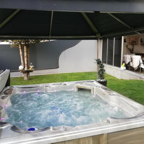 a jacuzzi tub in a yard with a tent at Ferienwohnung am Waldweg in Kolsass