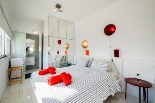 アテネにあるA Diamont in the center of Athensの白いベッドルーム(赤い枕のベッド付)