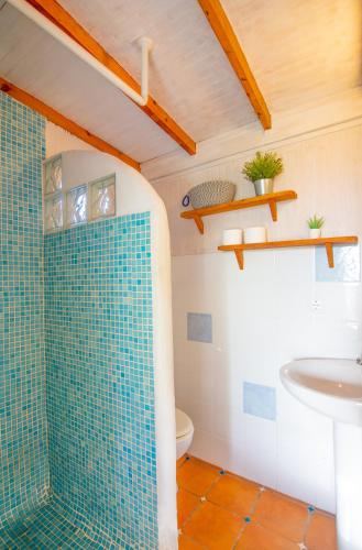 a bathroom with a shower and a sink at Romantic Beach Cabin - Playa El Palmar in El Palmar