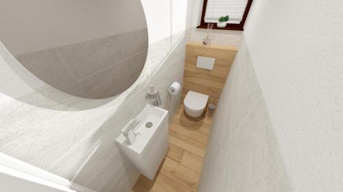 uma casa de banho branca com um lavatório e um espelho em Vilka Stefi em Ždiar