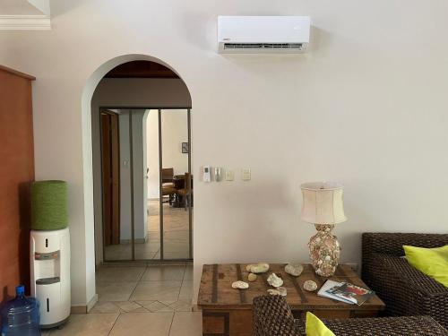 un soggiorno con un divano e un tavolo di 2 Bedroom Penthouse, Ocean Dream, Cabarete a Cabarete