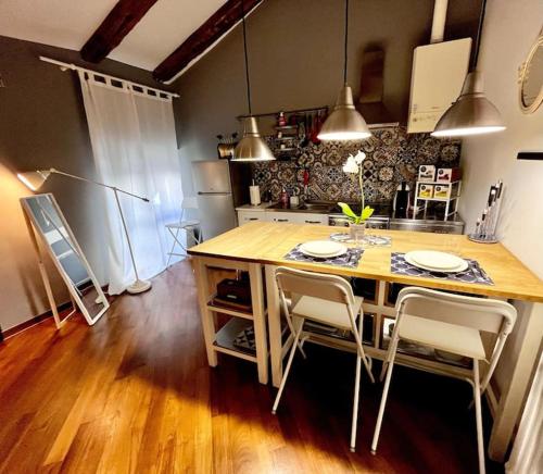 een keuken met een tafel en stoelen in een kamer bij Al Rifugio del Velista in Trieste