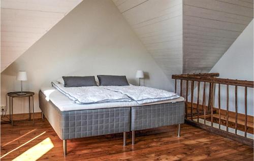 uma cama num quarto com um sótão em Amazing Home In Falkenberg With Wifi em Falkenberg