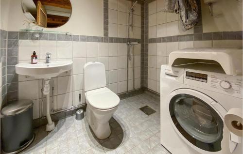 uma casa de banho com uma máquina de lavar roupa e um lavatório em Amazing Home In Falkenberg With Wifi em Falkenberg