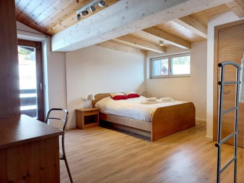 una camera con letto in una stanza con soffitti in legno di Chalet Relax a Pozza di Fassa