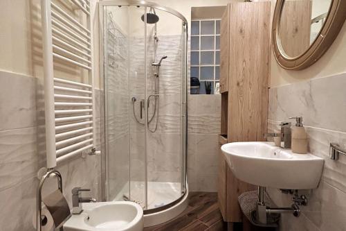 La salle de bains est pourvue d'une douche en verre et d'un lavabo. dans l'établissement Santa Reparata downtown, à Florence