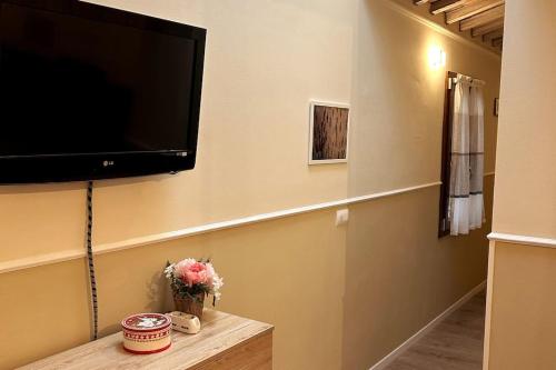 TV de pantalla plana en la esquina de una habitación en Santa Reparata downtown en Florencia