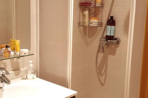 een badkamer met een douche en een wastafel bij Precioso duplex en arbucias in Arbúcies