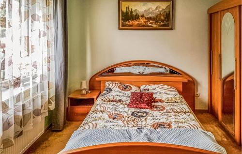 ブワディスワボボにある1 Bedroom Stunning Apartment In Wladyslawowoのベッドルーム(木製ベッド1台、枕付)