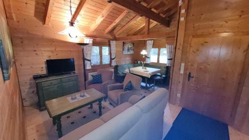 - une vue de tête sur un salon dans une cabane en rondins dans l'établissement Ferienhaus Chalet Blockhaus Bayern, à Stamsried