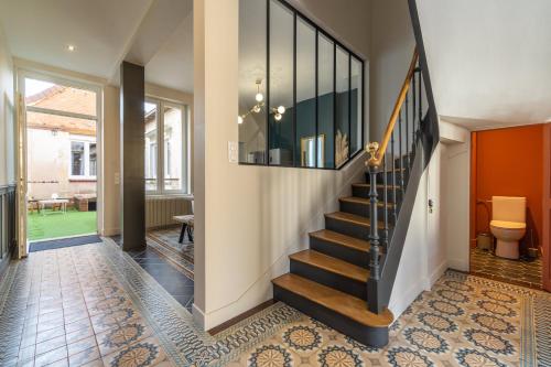 un couloir avec un escalier dans une maison dans l'établissement L'Orée du Faubourg - VENDOME CENTRE, à Vendôme