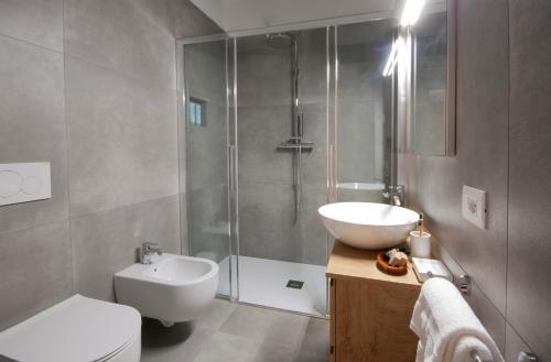 a bathroom with a shower and a sink and a toilet at Affittacamere Casa Maria in San Giovanni Ilarione