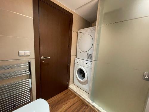 a laundry room with a washing machine and a washer at Piso en el centro de Alcoy para sentirte en casa in Alcoy