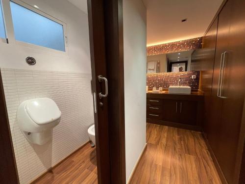 a bathroom with a toilet and a sink at Piso en el centro de Alcoy para sentirte en casa in Alcoy