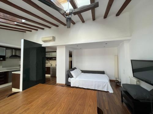 a bedroom with a bed and a tv in a room at Piso en el centro de Alcoy para sentirte en casa in Alcoy