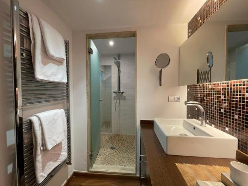 a bathroom with a sink and a shower at Piso en el centro de Alcoy para sentirte en casa in Alcoy