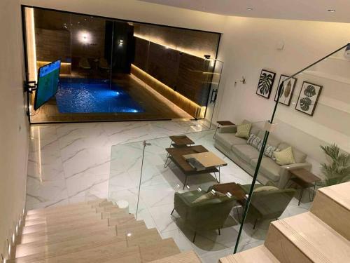 una sala de estar con una piscina en el fondo en The Palms Resort (2) en Riad