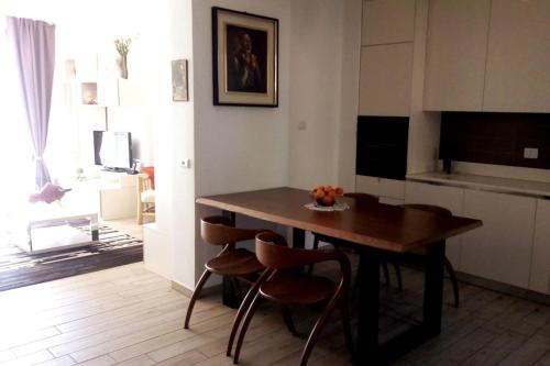 - une cuisine avec une table et des chaises dans la chambre dans l'établissement Appartamento moderno in posizione strategica, à Sala Baganza