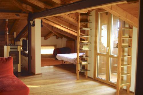 La Casa Altrui - Loft incantevole, open space في كوريدو: غرفة مع دور علوي مع سرير ونافذة