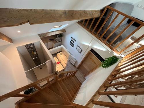 une vue aérienne d'un escalier dans une maison dans l'établissement Magnifique loft 2-3 personnes tout confort, à Boulogne-sur-Mer