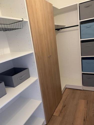 Cette chambre comprend un placard avec une porte en bois. dans l'établissement Magnifique loft 2-3 personnes tout confort, à Boulogne-sur-Mer