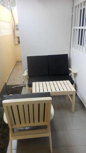 un banc et un canapé dans une pièce dans l'établissement joli studio meuble 25 euro par nuit., à Lomé