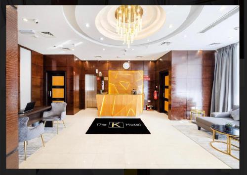 un salon avec un lustre et un hall dans l'établissement THE K HOTEL, à Dubaï