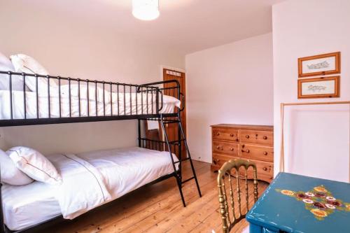 Двухъярусная кровать или двухъярусные кровати в номере Cute Cottage 5 min walk from Cafés Station and Sea